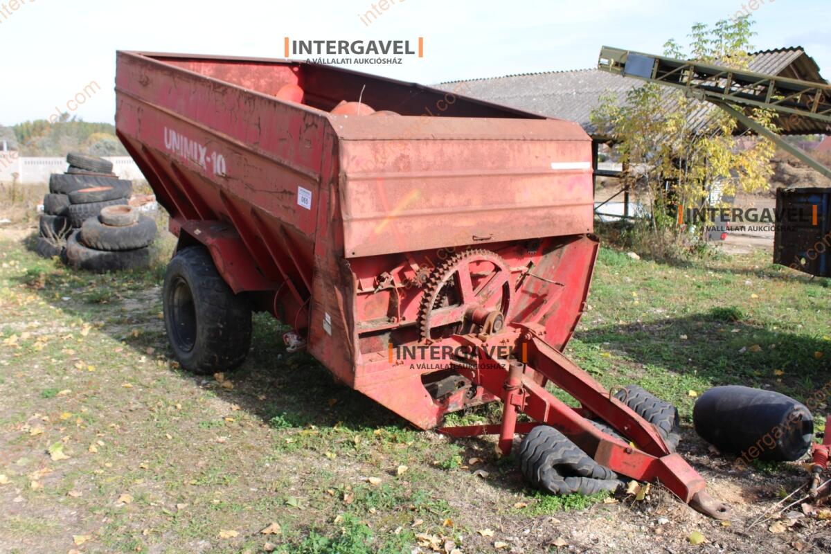 Takarmánykeverő, kiosztókocsi