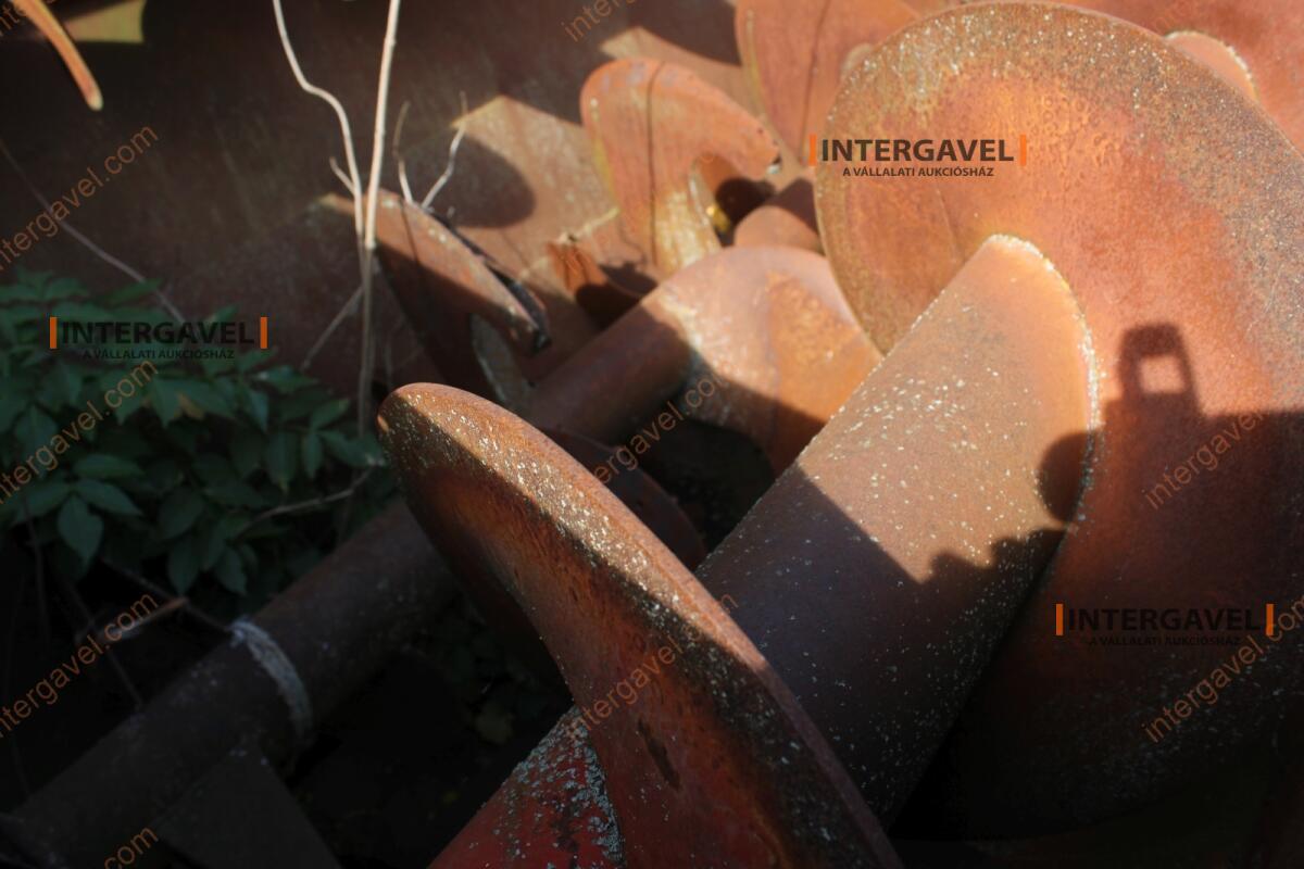 Takarmánykeverő, kiosztókocsi 18