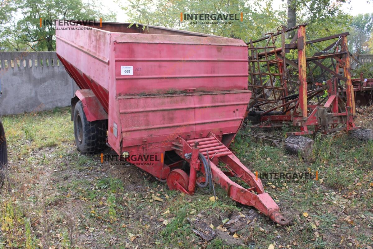 Takarmánykeverő, kiosztókocsi