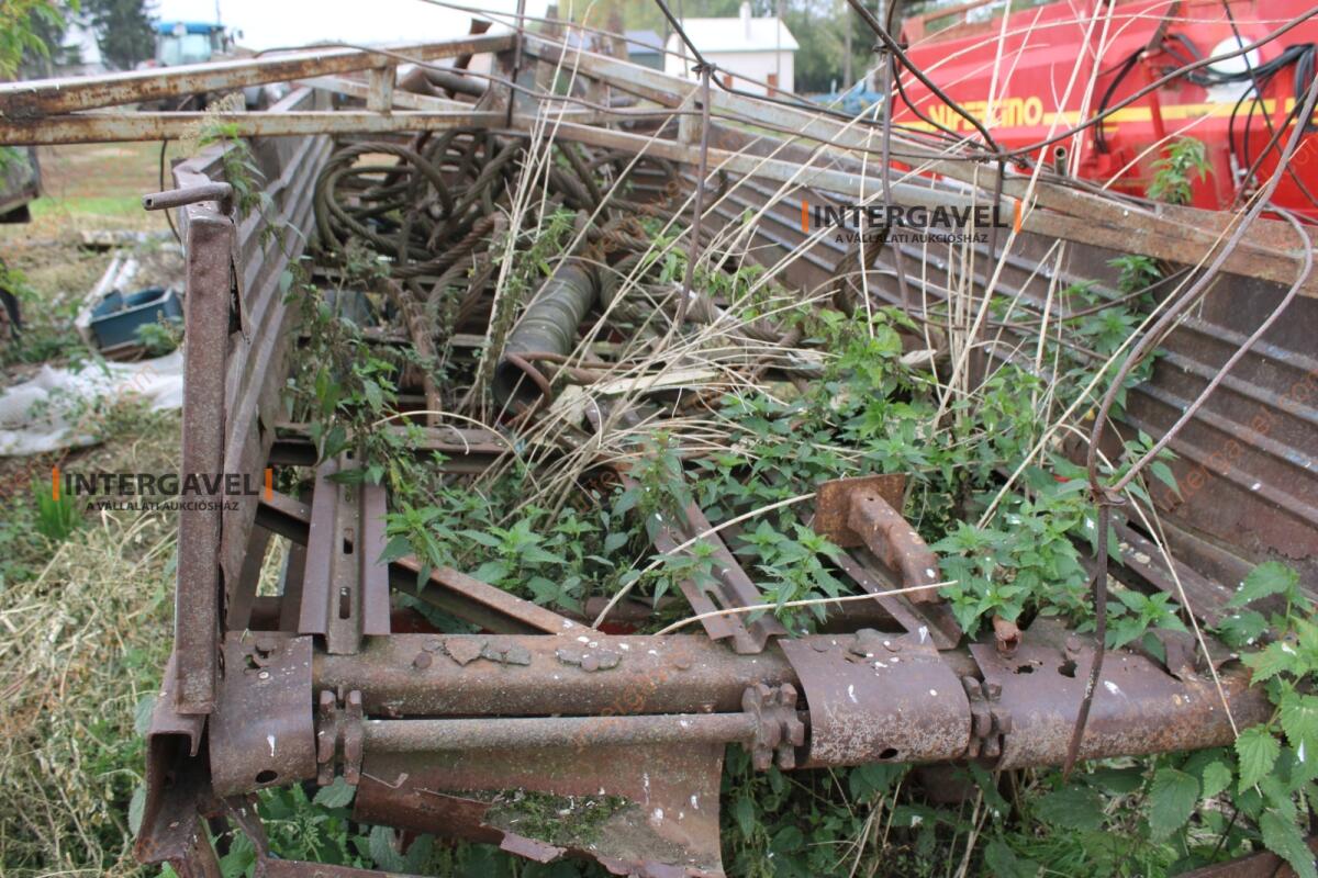 Trágyaszóró pótkocsi 4