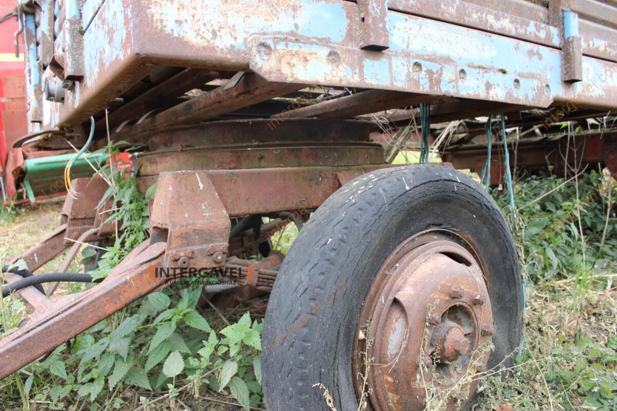 Trágyaszóró pótkocsi 8
