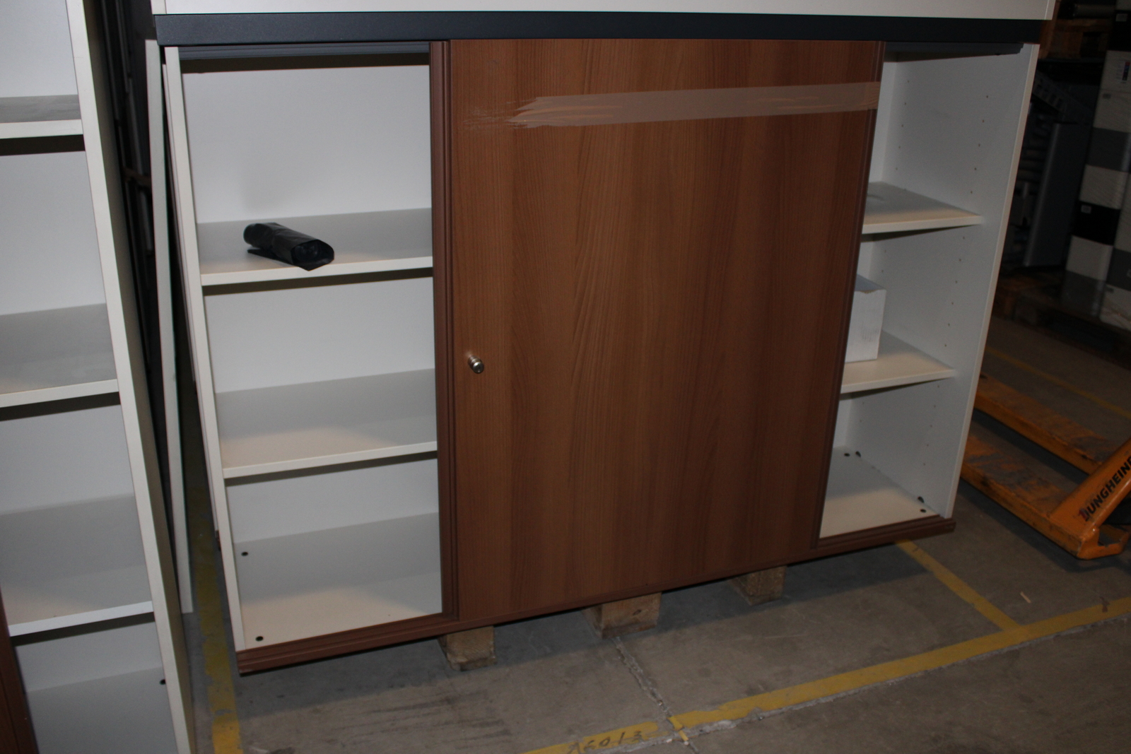 Polcos szekrény (tolóajtós-barna-1080 mm magas)