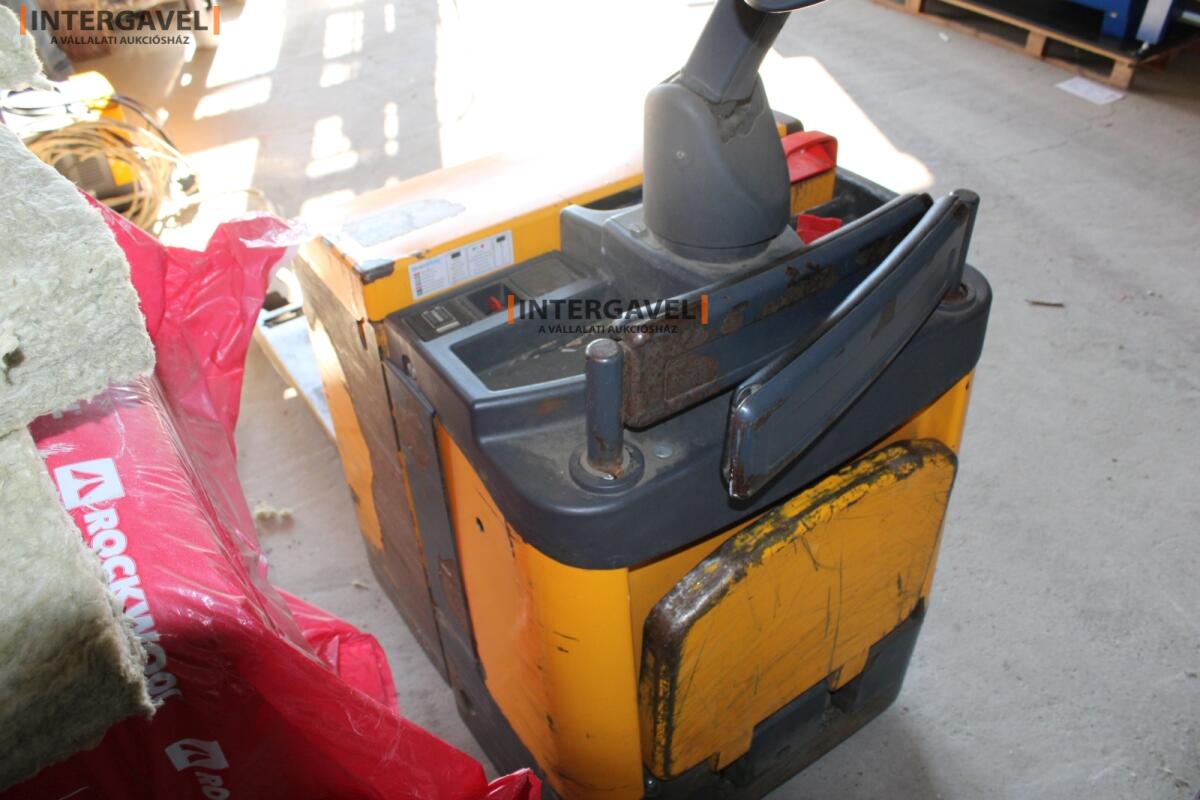 Gyalog kíséretű raklapemelő - Jungheinrich 9