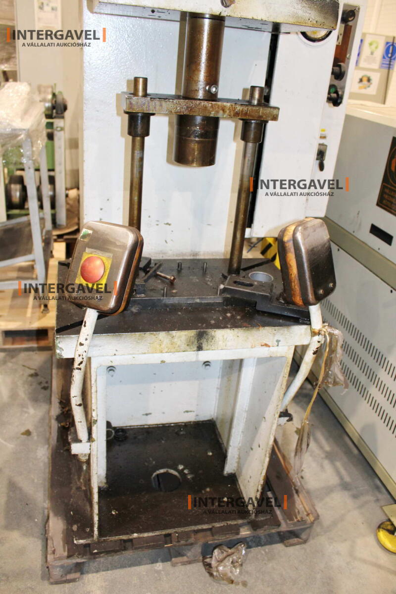 Hidraulikus prés - VEB, PYE 10 S1 7