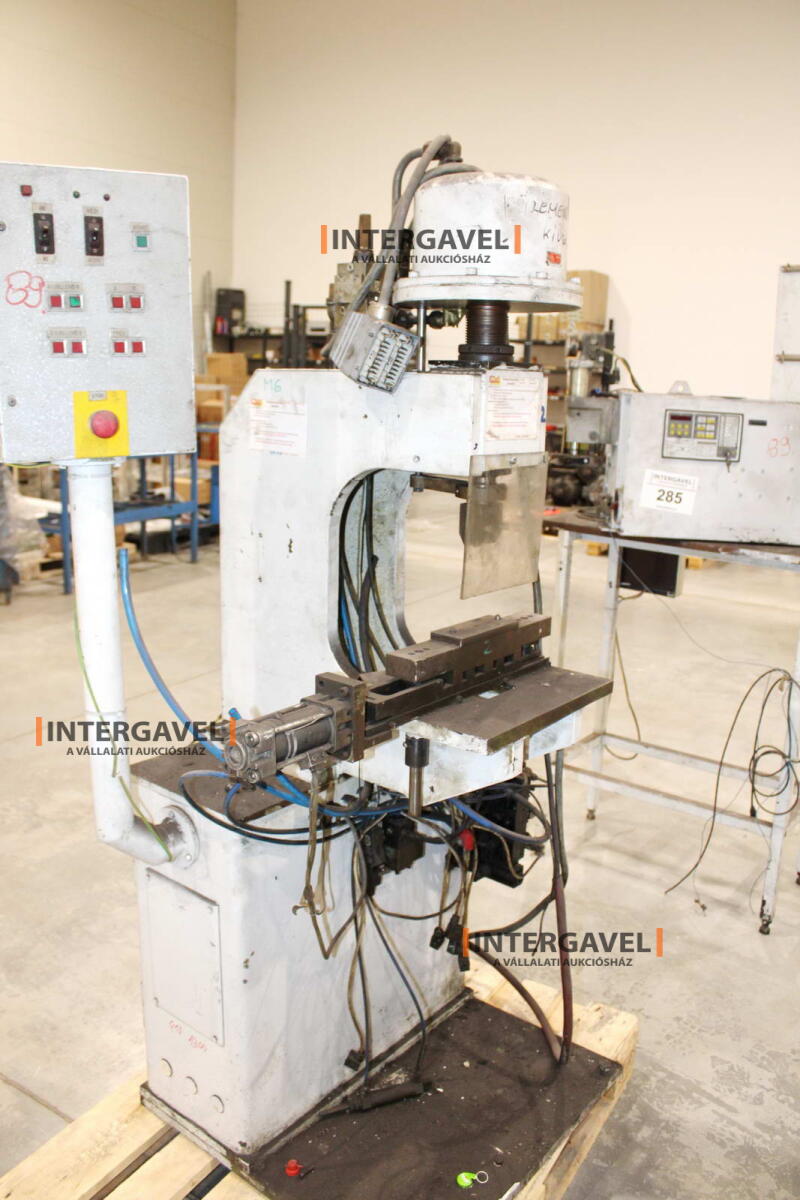 Bontott szerelő munkahely