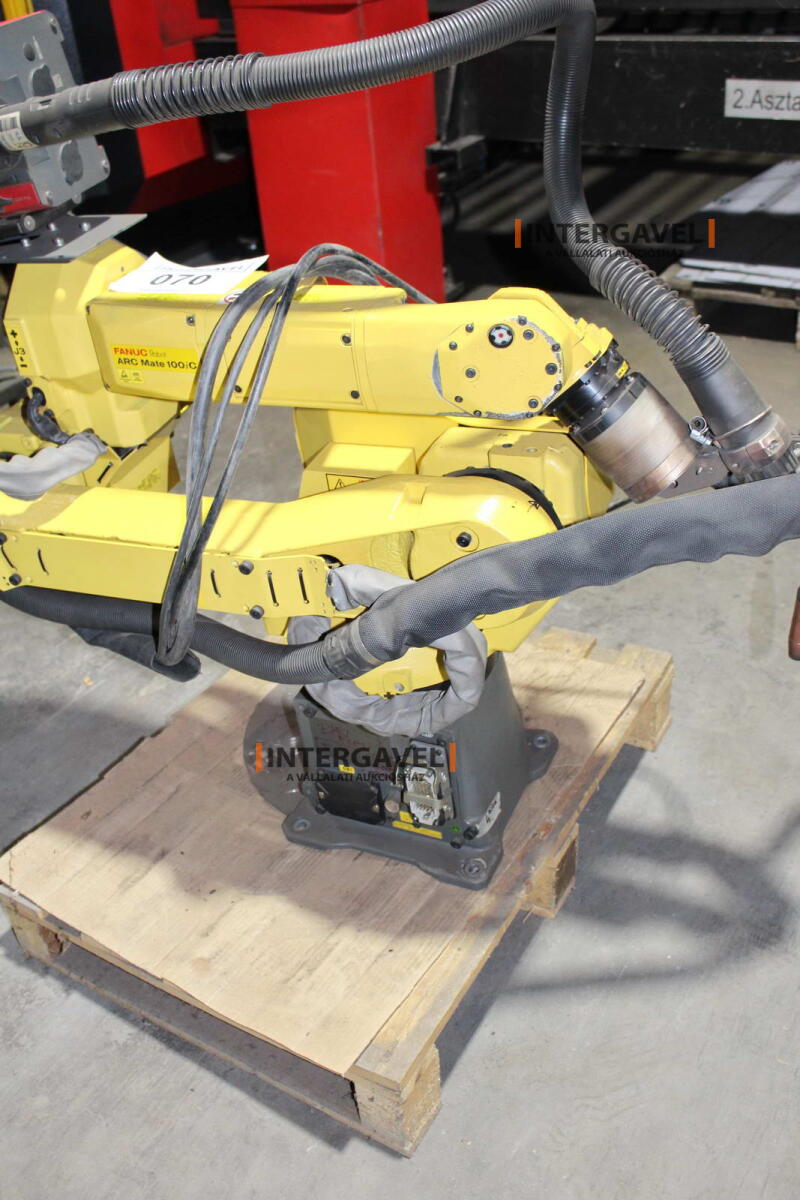 Hegesztő robot - Fanuc, ARC Mate 100iC; Fronius, TransSteel 3500 Rob 7