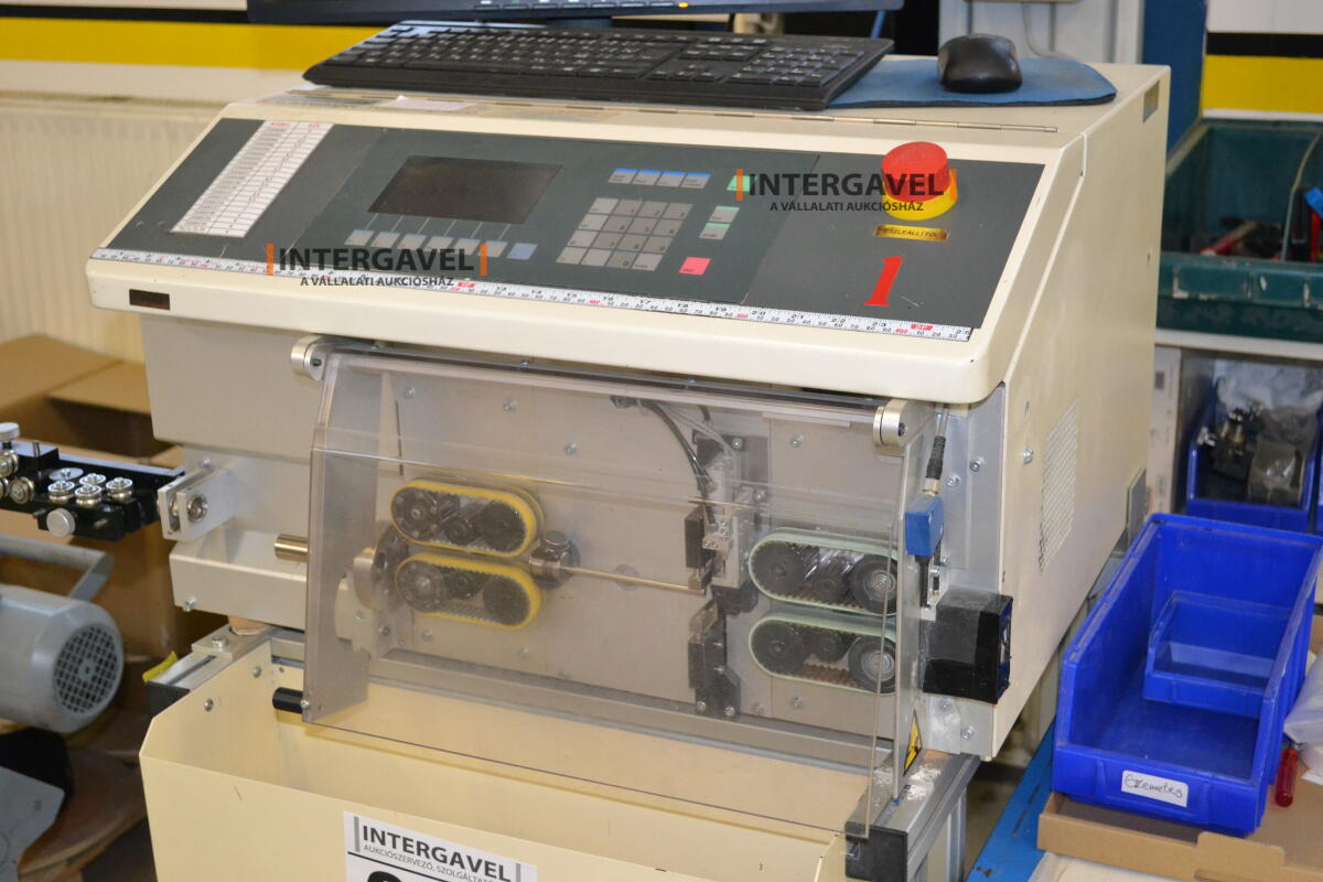 Automatikus vágó- és csupaszító gép 9