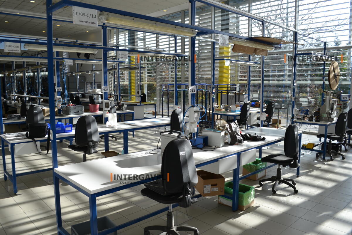 Munkaasztal székekkel