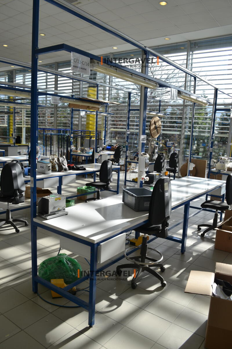 Munkaasztal székekkel 2