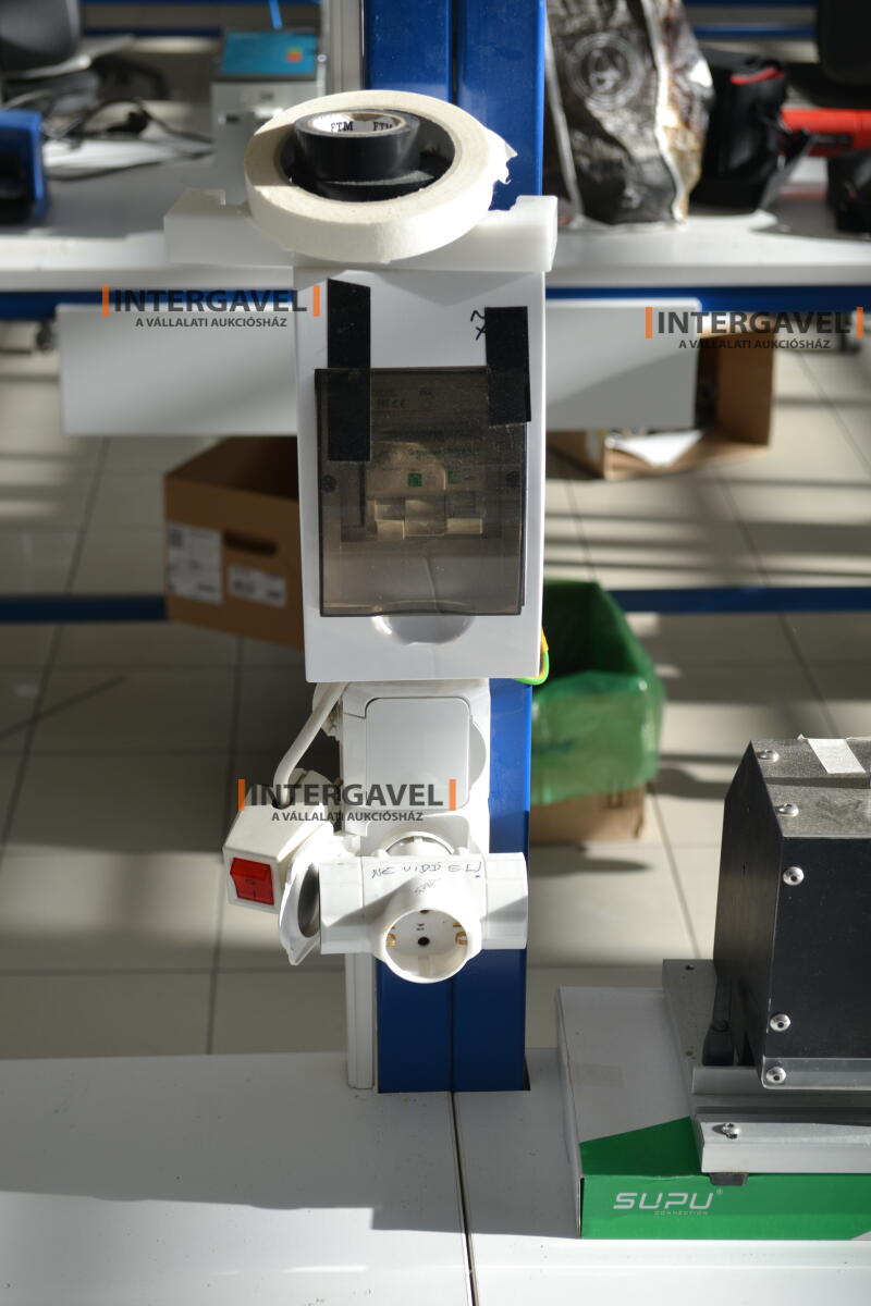 Munkaasztal székekkel 3