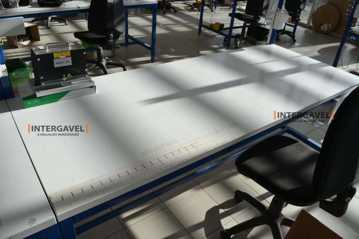 Munkaasztal székekkel 4