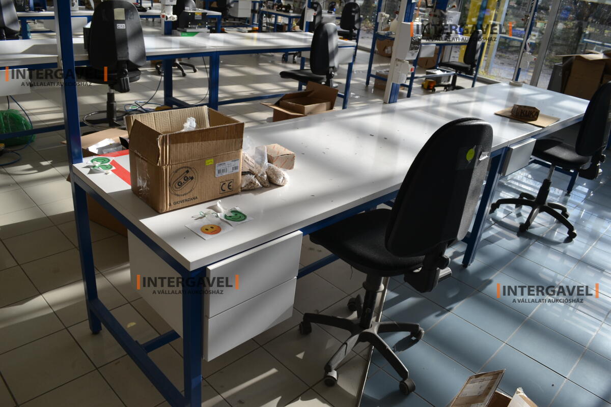 Munkaasztal székekkel 3