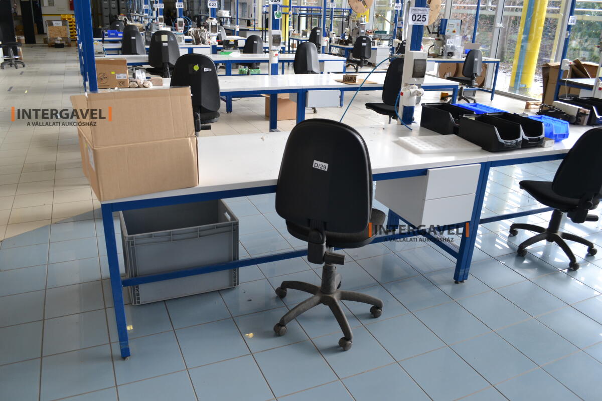 Munkaasztal székekkel 2