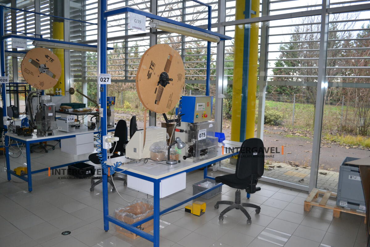 Munkaasztal székekkel