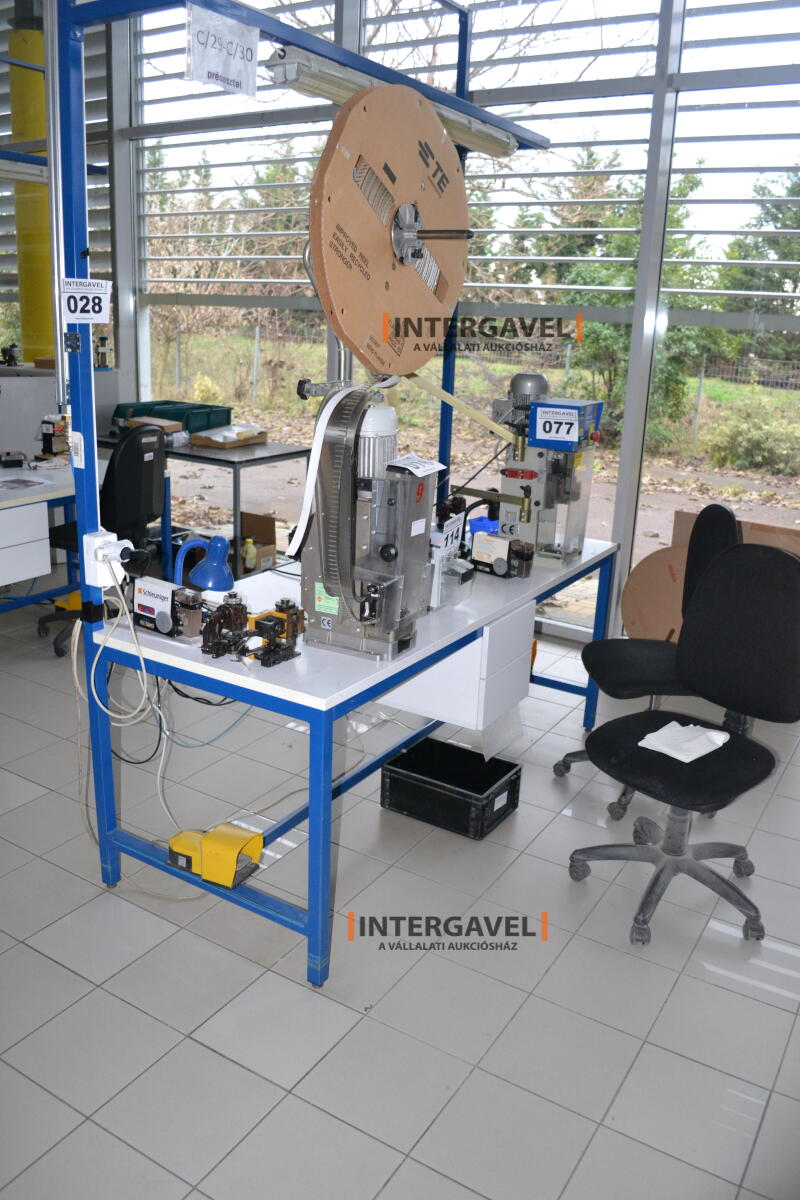 Munkaasztal székekkel 2