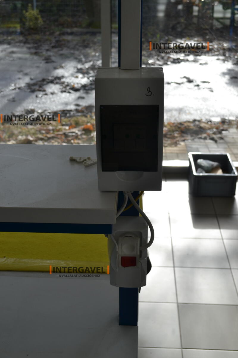 Munkaasztal székekkel, csavarozóval 3