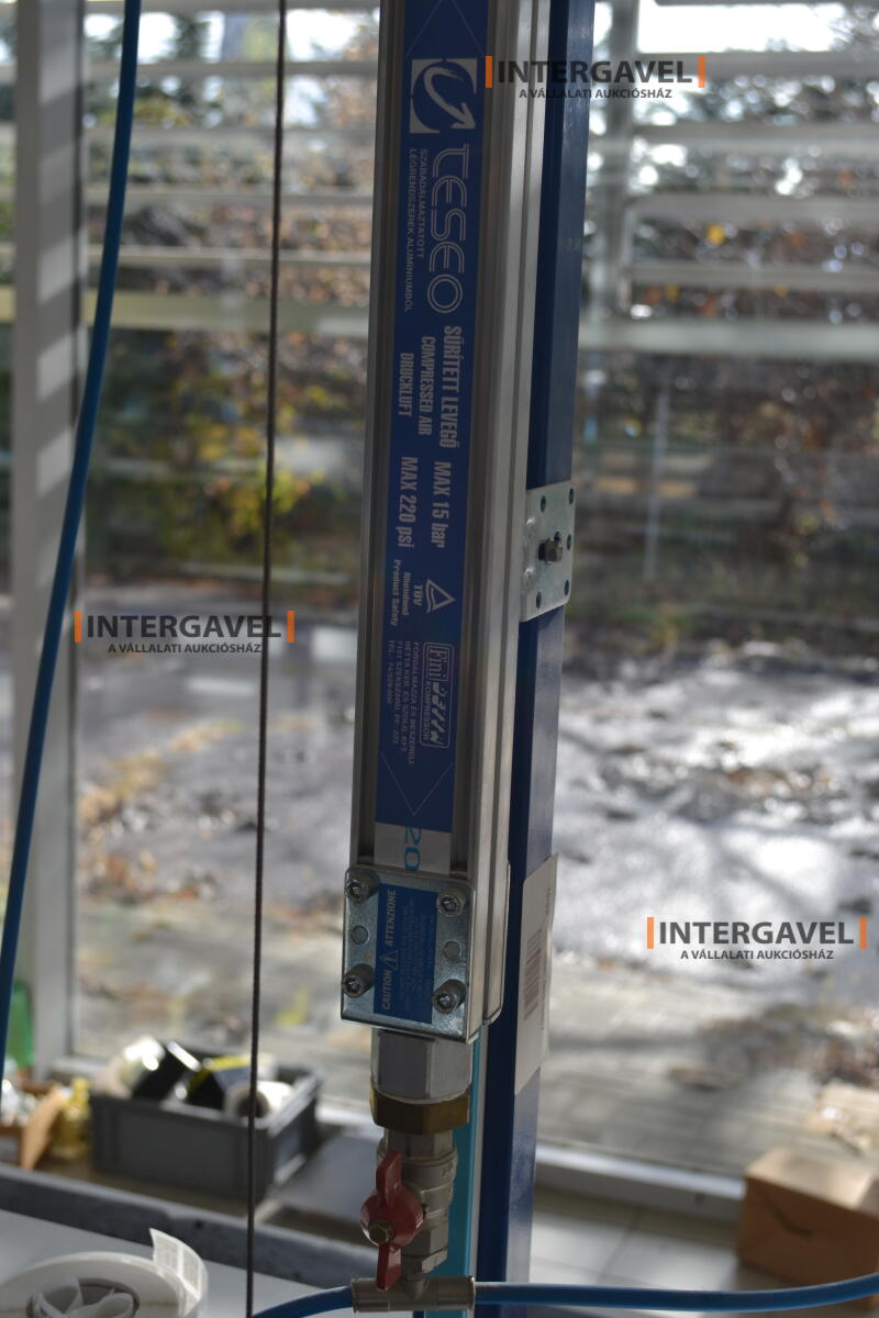 Munkaasztal székekkel, csavarozóval 5