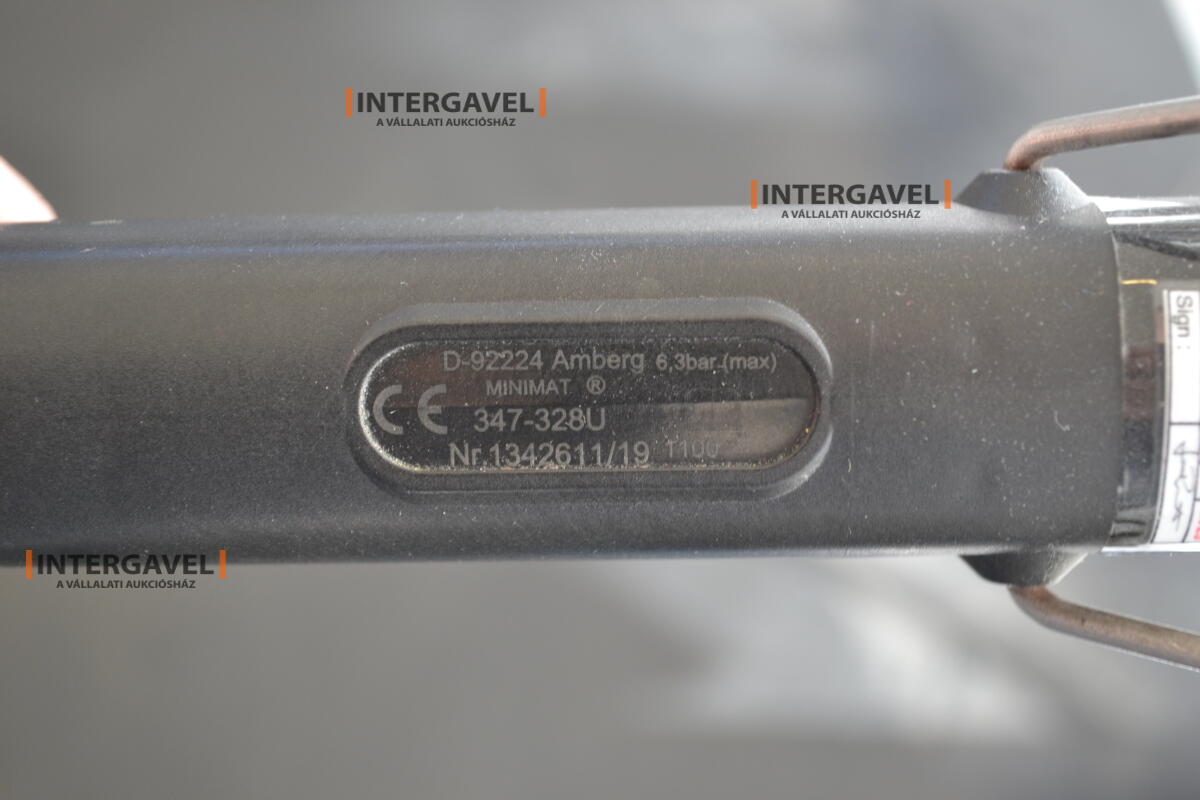 Munkaasztal székekkel, csavarozóval 7