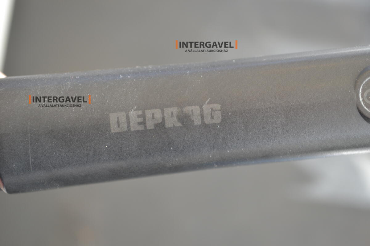 Munkaasztal székekkel, csavarozóval 8