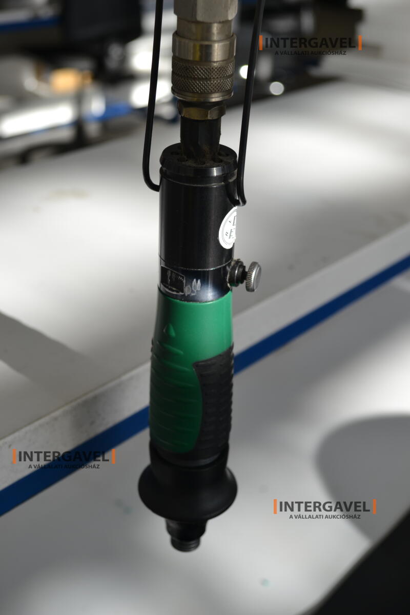 Munkaasztal székekkel, csavarozóval 11