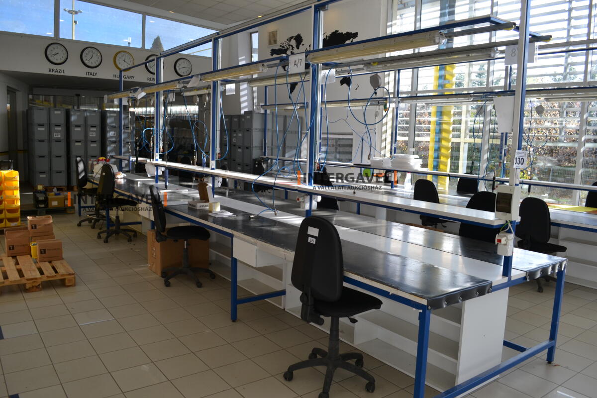 Munkaasztal székekkel, csavarozóval