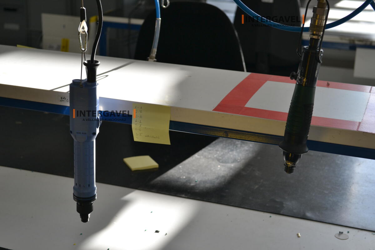 Munkaasztal székekkel, csavarozóval 8