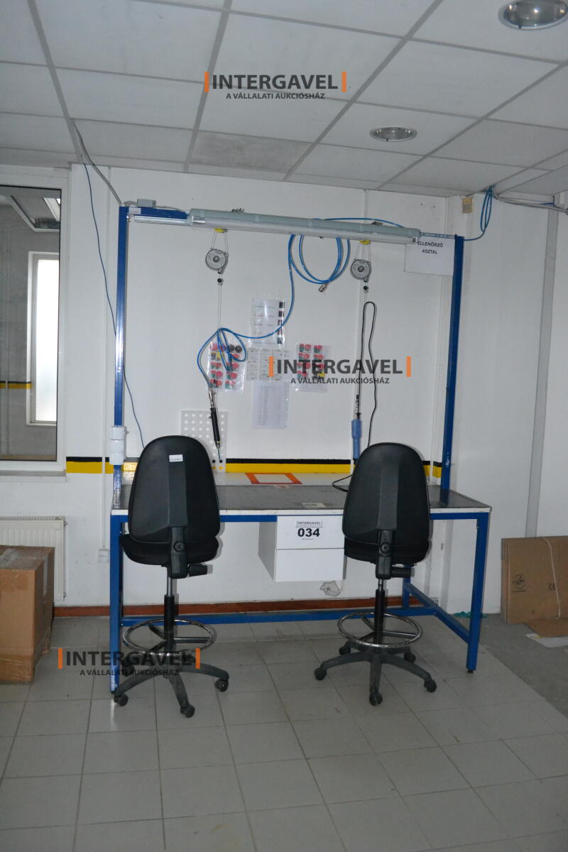 Munkaasztal székekkel, csavarozóval 2