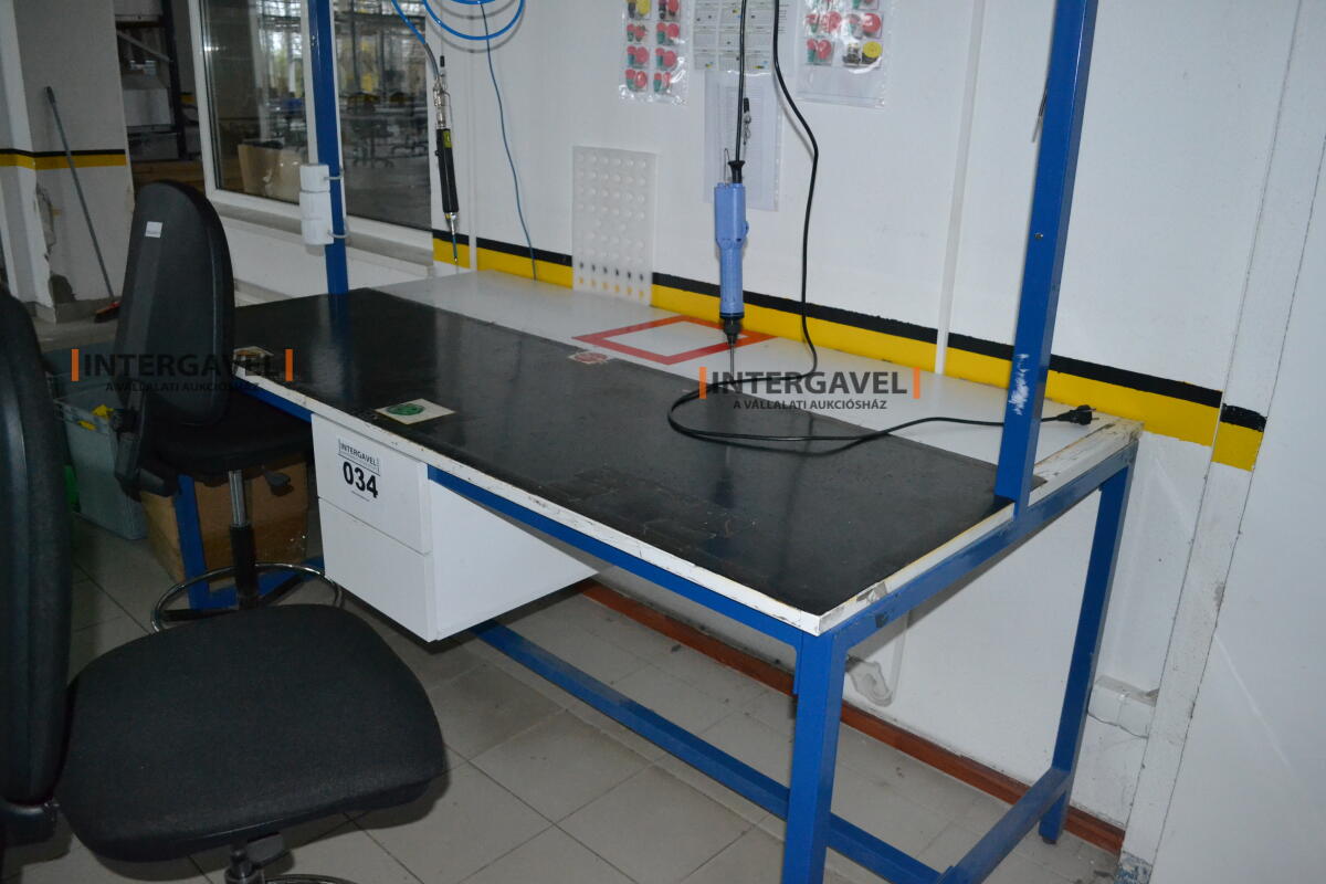 Munkaasztal székekkel, csavarozóval 3