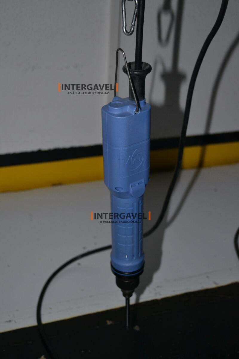 Munkaasztal székekkel, csavarozóval 5