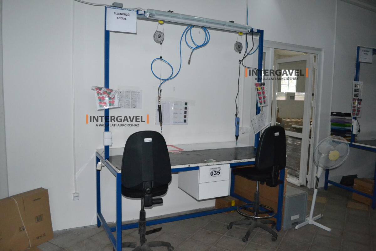 Munkaasztal székekkel, csavarozóval