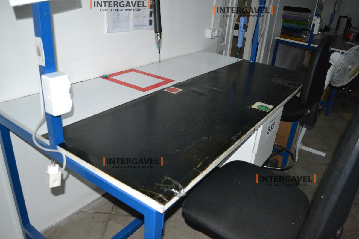 Munkaasztal székekkel, csavarozóval 3