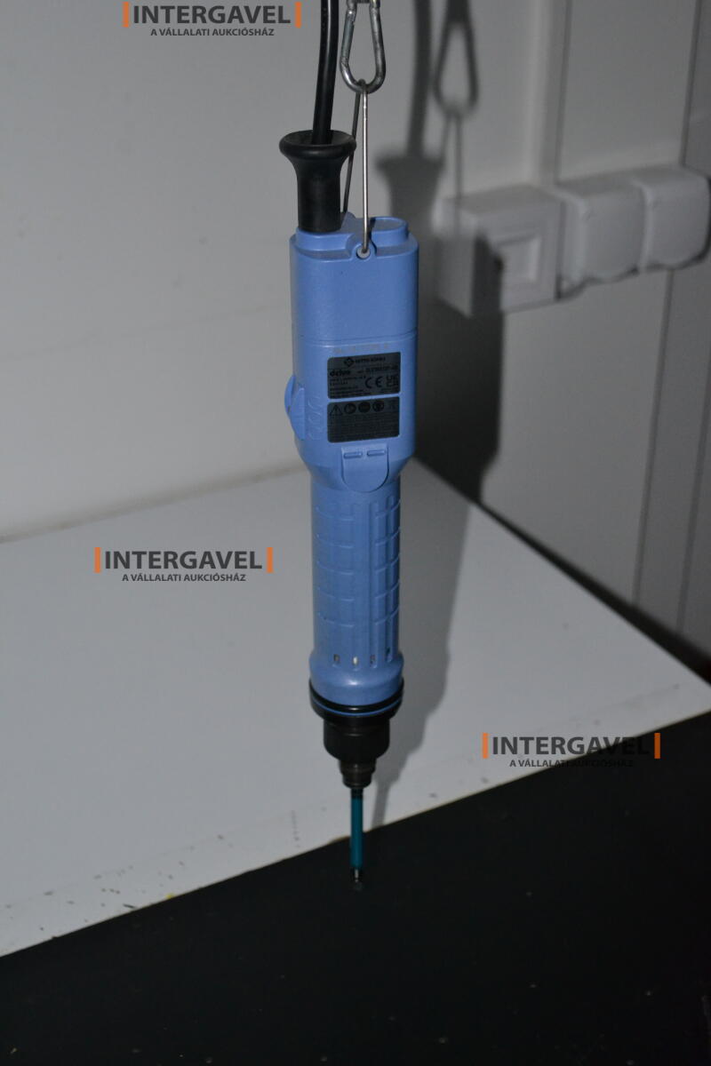 Munkaasztal székekkel, csavarozóval 6