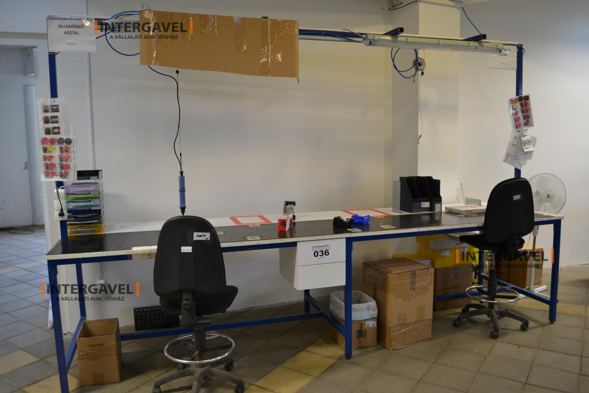 Munkaasztal székekkel, csavarozóval
