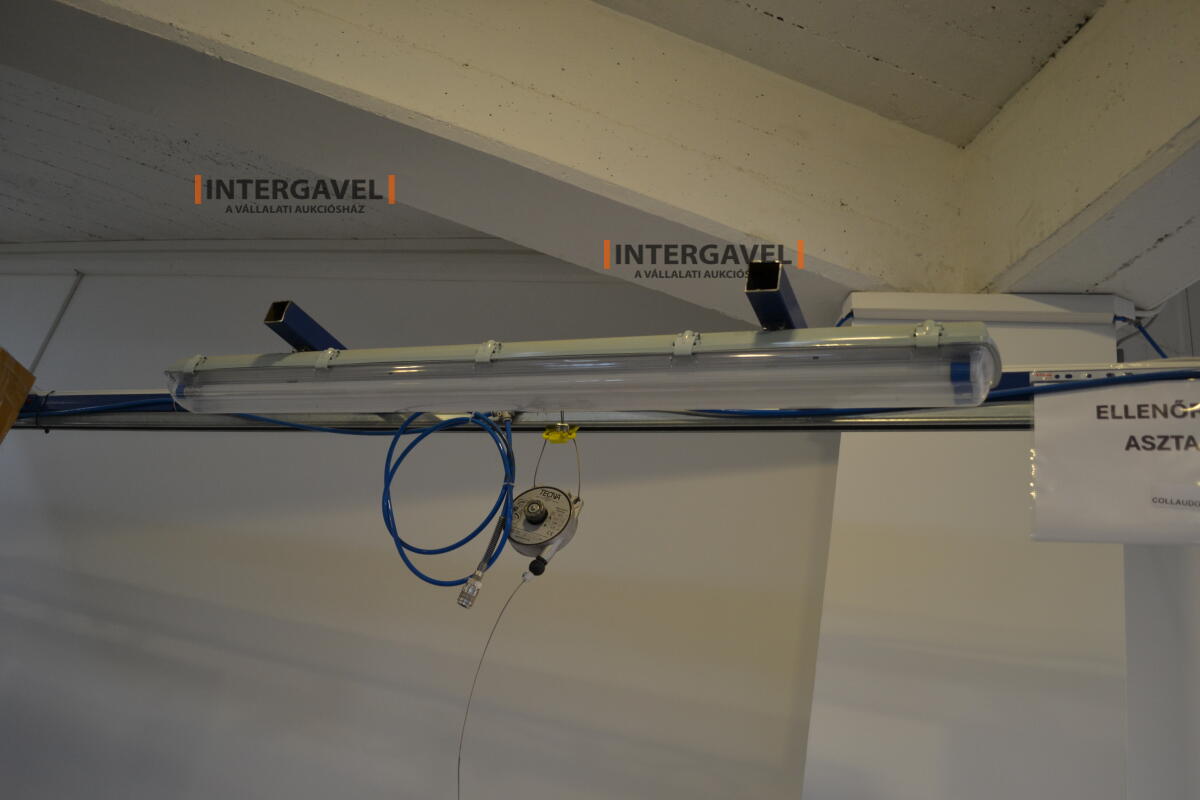 Munkaasztal székekkel, csavarozóval 6