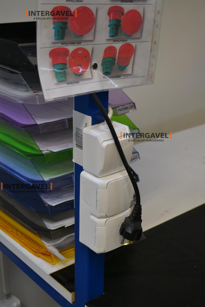 Munkaasztal székekkel, csavarozóval 7