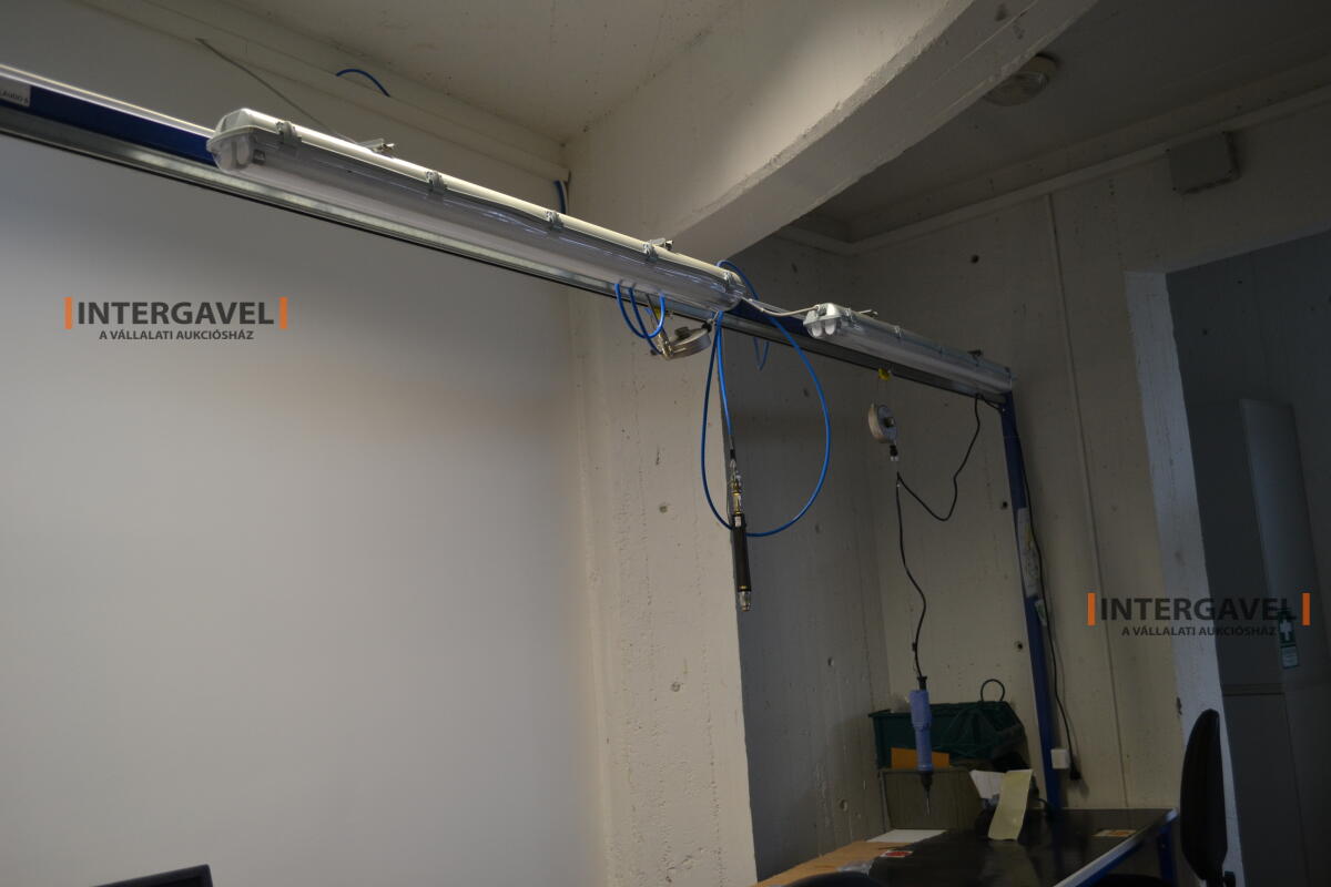 Munkaasztal székekkel, csavarozóval 3