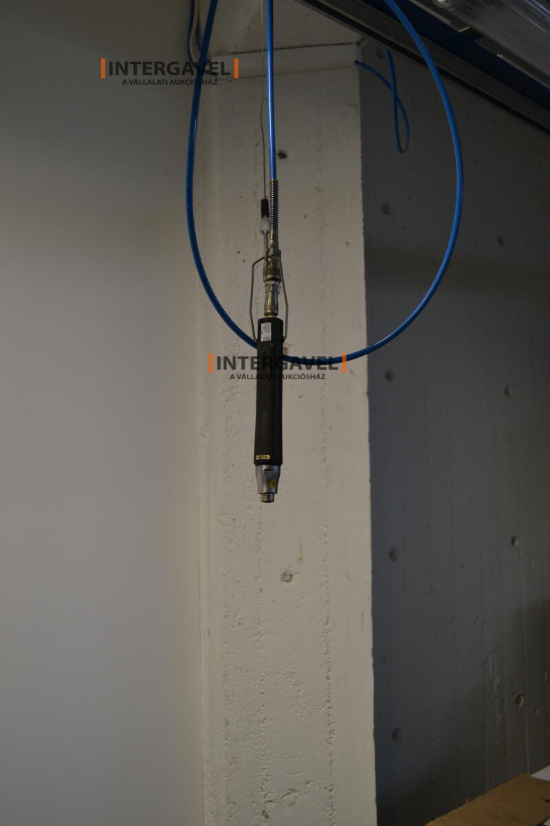 Munkaasztal székekkel, csavarozóval 4