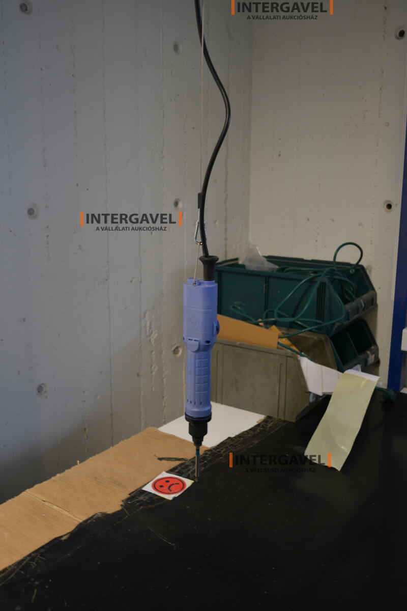 Munkaasztal székekkel, csavarozóval 5