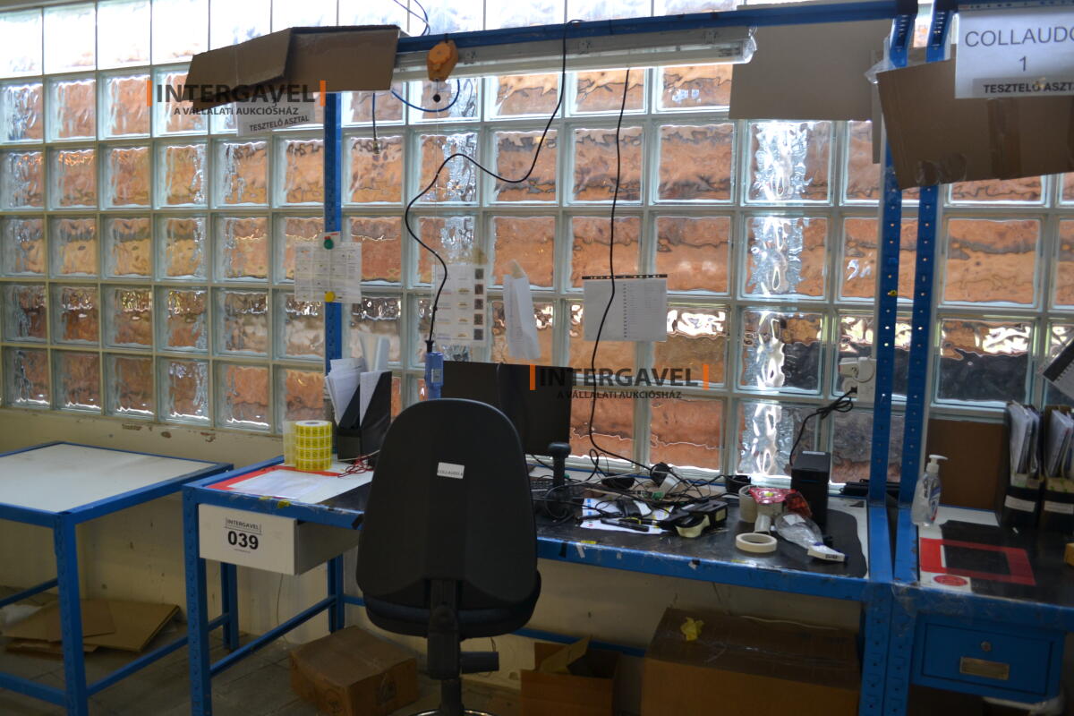 Munkaasztal székekkel, csavarozóval