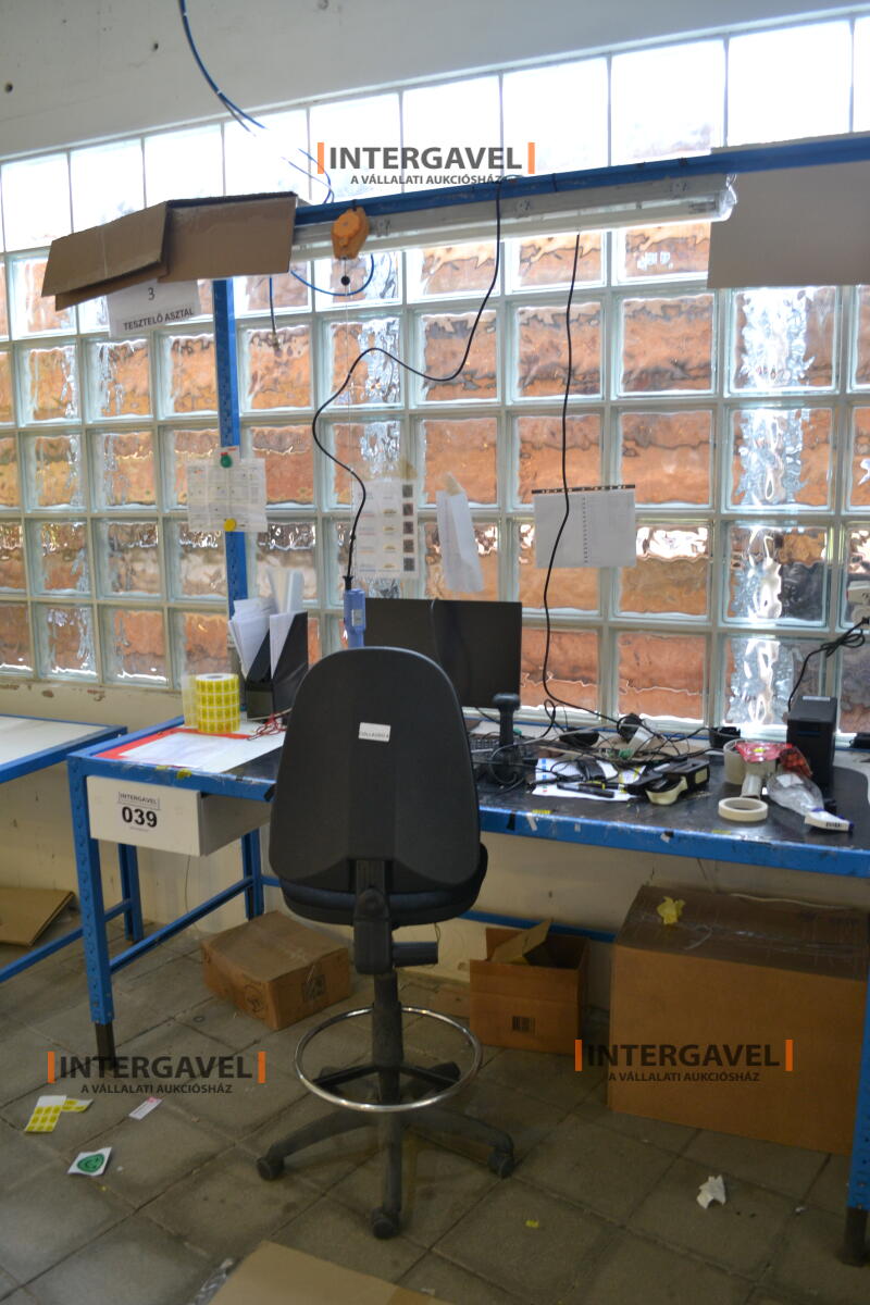 Munkaasztal székekkel, csavarozóval 2
