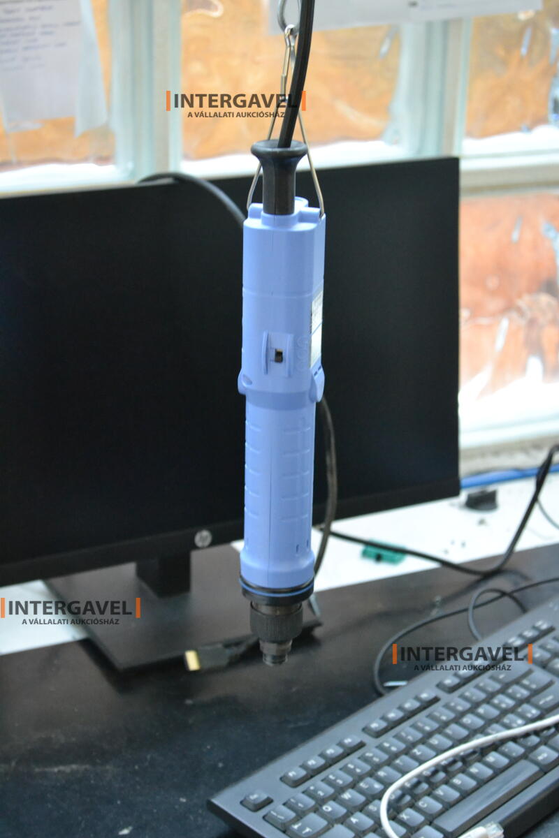 Munkaasztal székekkel, csavarozóval 4