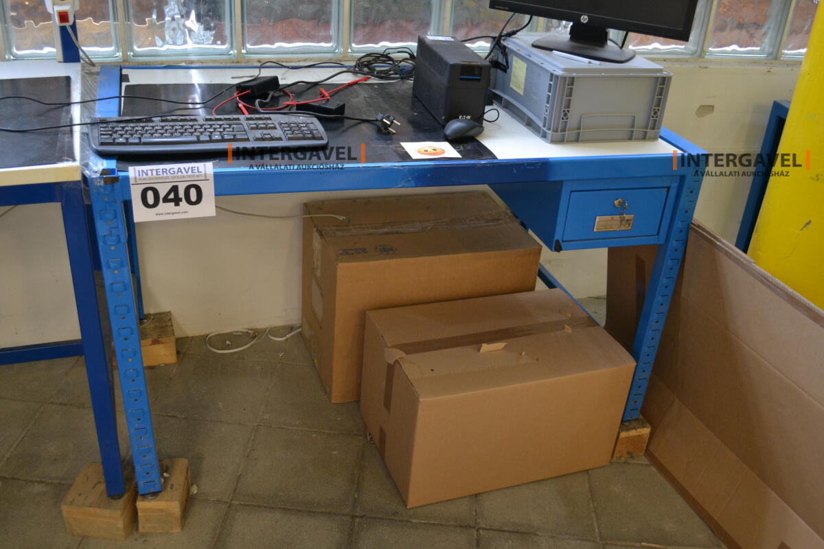 Munkaasztal székkel