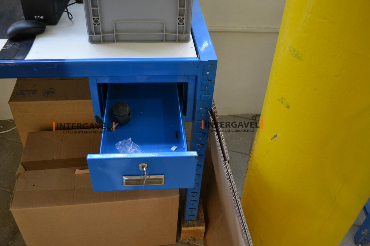 Munkaasztal székkel 2