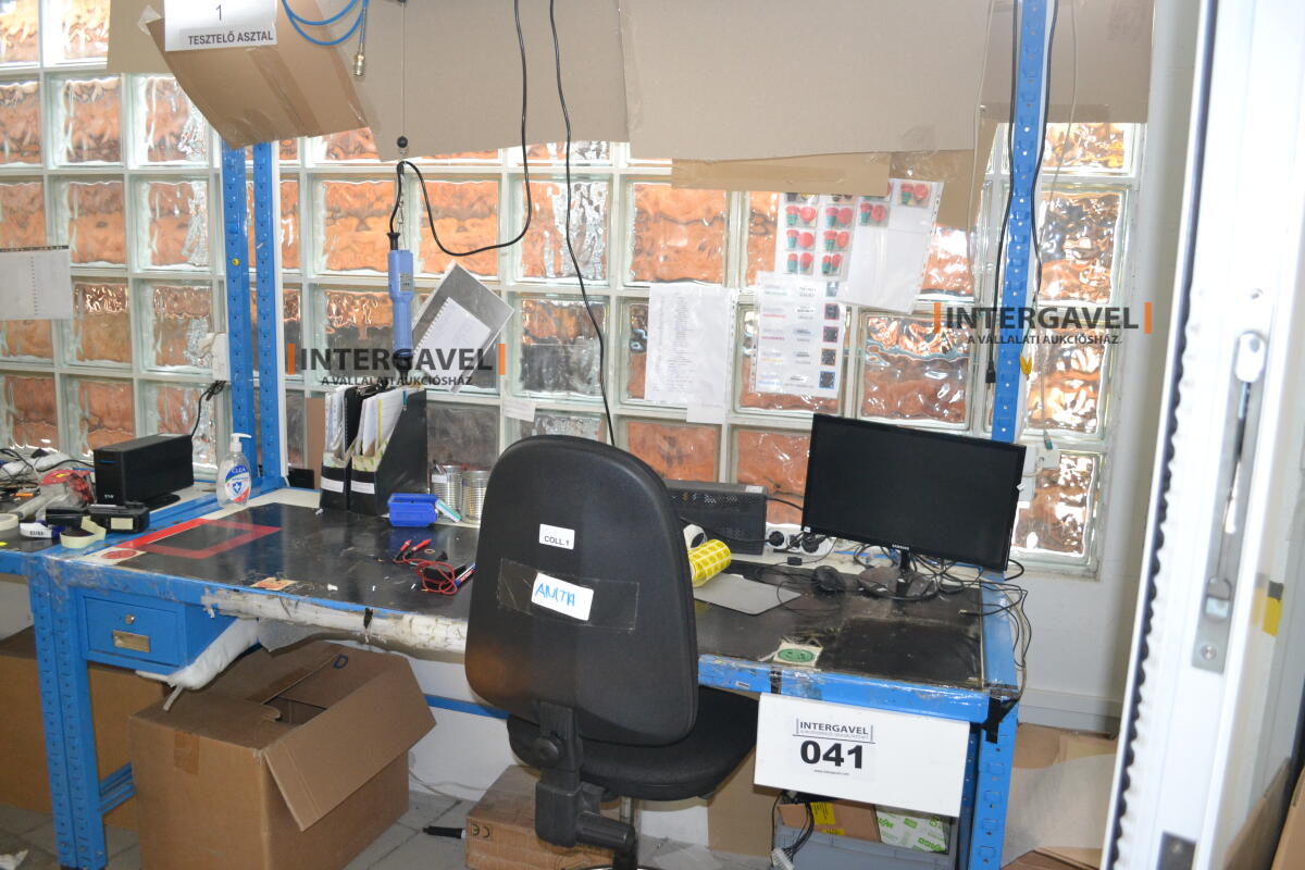 Munkaasztal székekkel, csavarozóval