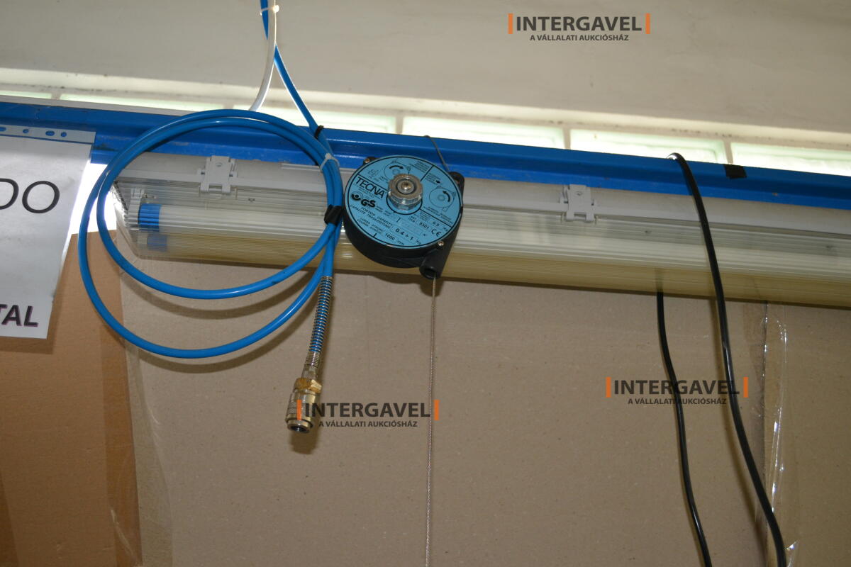 Munkaasztal székekkel, csavarozóval 2