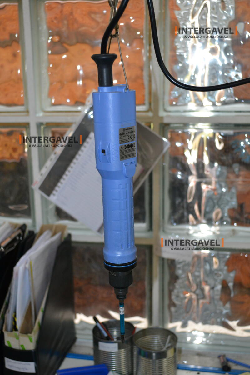 Munkaasztal székekkel, csavarozóval 3