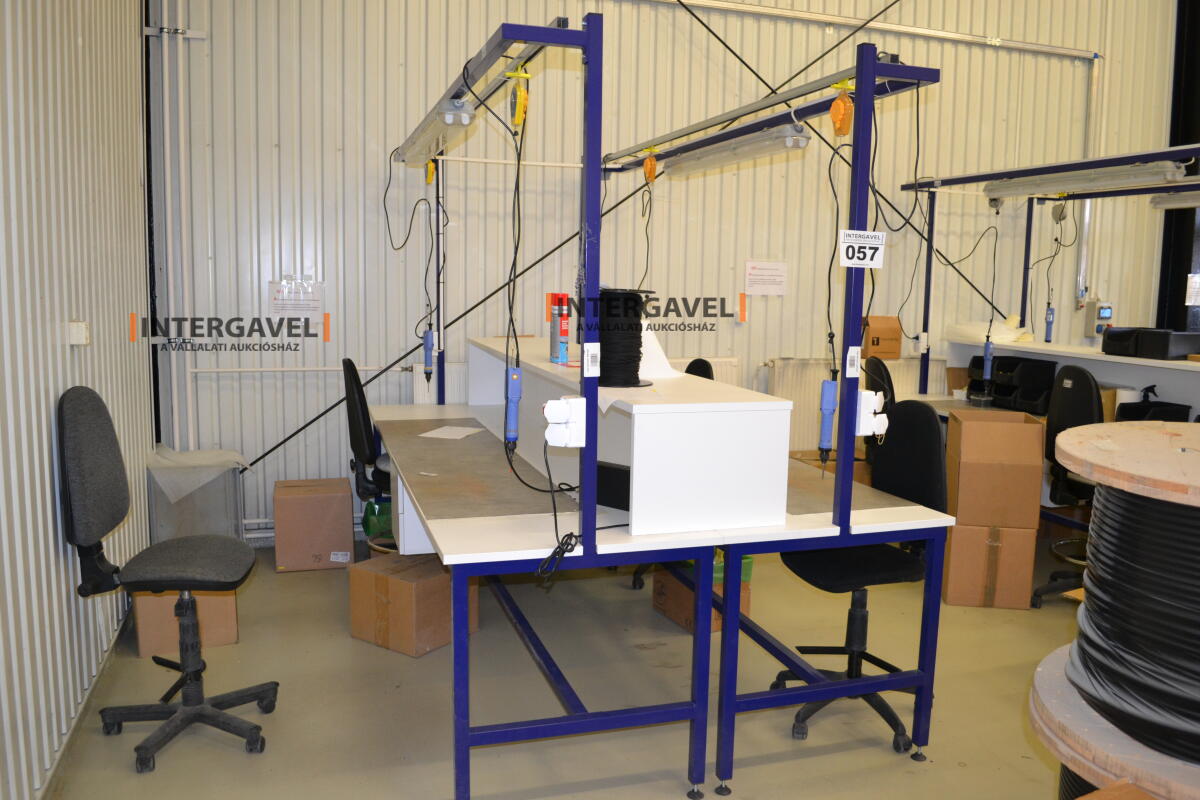 Asztalok, székekkel, csavarozókkal