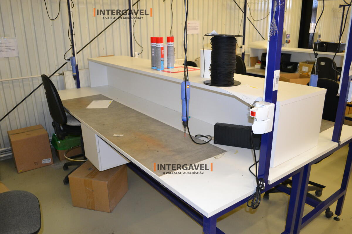 Asztalok, székekkel, csavarozókkal 2