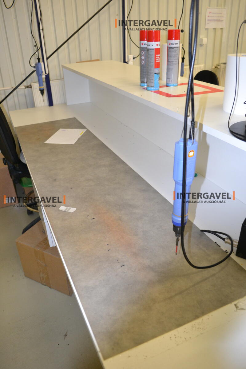 Asztalok, székekkel, csavarozókkal 3