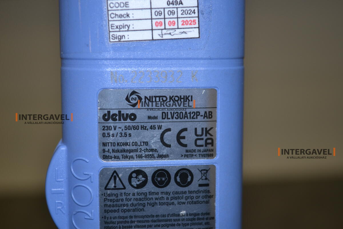 Asztalok, székekkel, csavarozókkal 8